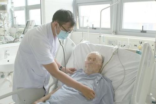 Người đàn ông ngoại quốc có nhóm máu hiếm, mắc sốt rét ác tính thoát chết