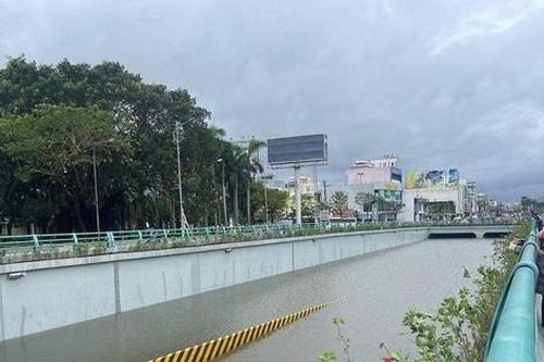Đà Nẵng: Nữ sinh 16 tuổi bị nước cuốn, nhiều tuyến đường vẫn còn ngập nặng