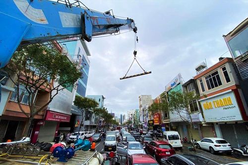 Ôtô chết máy nằm la liệt trên đường phố Đà Nẵng sau trận mưa kỷ lục