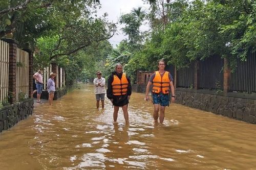 Du khách nước ngoài mắc kẹt trong lũ ở Huế