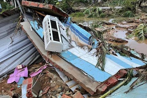 Căn nhà đổ nát sau trận ngập lịch sử ở Đà Nẵng