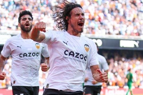 Cavani gây ấn tượng ở tuổi 35
