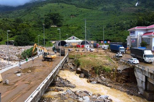 Cận cảnh sạt lở do lũ quét ở hầm Hải Vân