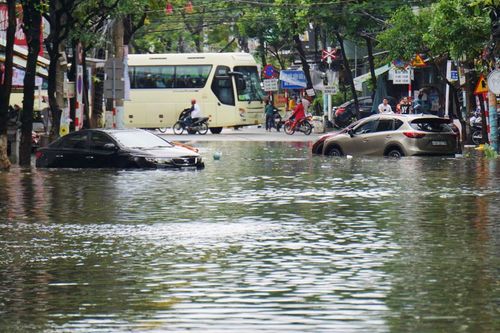 Mưa lũ miền Trung: 4 người chết, hơn 15.000 nhà dân chìm trong biển nước