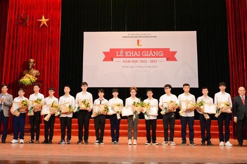 ĐH Bách khoa Hà Nội vinh danh 13 tân sinh viên xuất sắc nhất