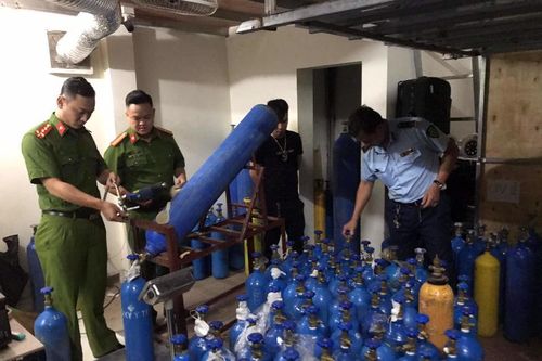 Hà Nội: Phát hiện kho hàng 'khủng' chứa hơn 100 bình khí cười ở Quan Hoa