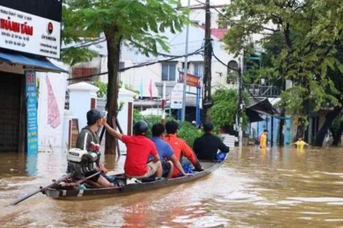 Huế: Nhiều nơi bị ngập sâu, phát hiện một thi thể trôi dạt trên sông Hương