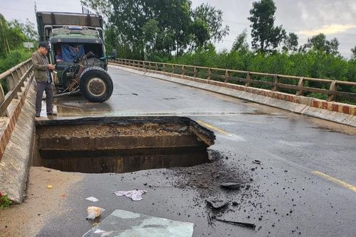 Nhiều đoạn quốc lộ qua tỉnh Quảng Nam bị xói lở, ngập nặng