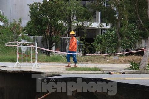 Đường lên bán đảo Sơn Trà lở toác tạo hàm ếch nguy hiểm, nhiều du khách mắc kẹt