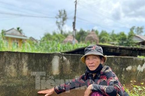 Nghe tiếng động lạ, người dân hoang mang phát hiện bê tông bỗng nhiên trồi lên mặt đất