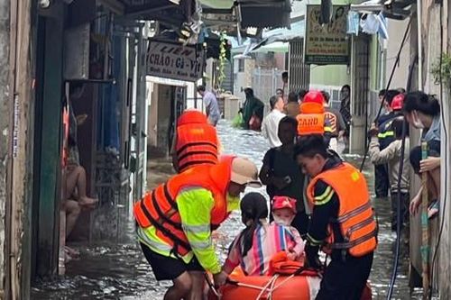 Thủy đoàn I phối hợp Công an Đà Nẵng giúp người dân bị ảnh hưởng bão số 5