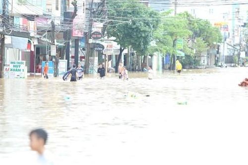 Quảng Nam: Nước lũ ngập sâu, đau lòng phát hiện bé trai 2 tuổi đuối nước ở sau nhà