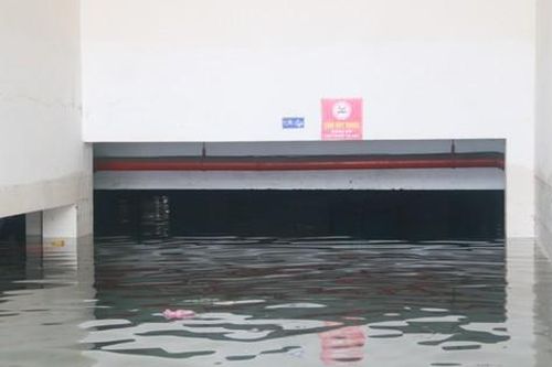 Đà Nẵng: Nhiều phương tiện vẫn chìm trong nước ở hầm các chung cư