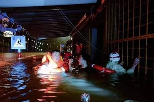 Đà Nẵng chìm trong biển nước, lực lượng cứu hộ xuyên đêm giúp dân