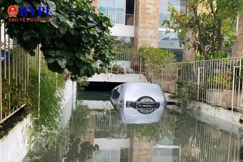 Hàng loạt ôtô tại Đà Nẵng 'mắc cạn' sau trận mưa lụt lịch sử