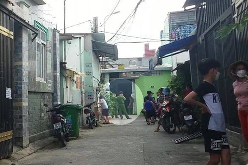 Con đi học về phát hiện cha mẹ tử vong, trên người có vết máu