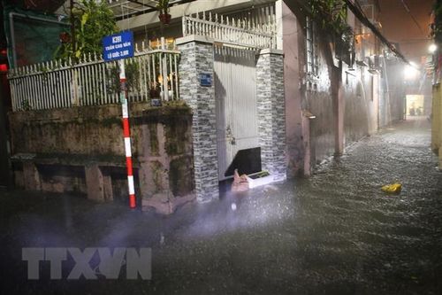 Đà Nẵng ngập lụt diện rộng, cứu nạn hàng trăm hộ dân trong đêm