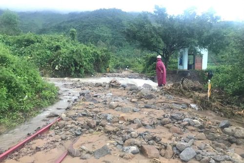Mưa lũ miền Trung khiến đất đá đổ tràn đường ray, tàu Bắc-Nam tê liệt