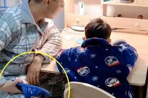 Bố gãy tay vì kèm con làm bài tập về nhà