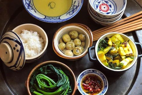 Thường xuyên ăn tối sau 19h, cơ thể bạn sẽ đối mặt với những thay đổi nào?