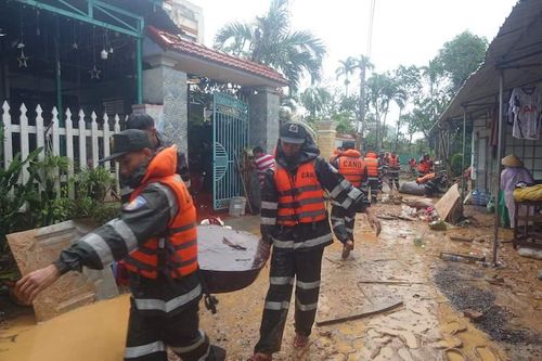 Cảnh sát cơ động kịp thời ứng cứu người dân Đà Nẵng trong đêm mưa lũ lớn