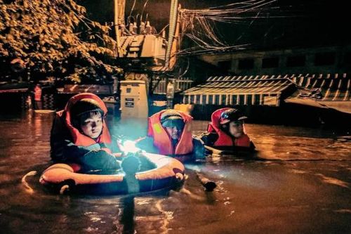Giải cứu nhiều người mắc kẹt trong trận 'đại hồng thủy' chưa từng thấy ở Đà Nẵng