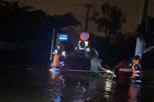 Cảnh sát đặc nhiệm băng dòng nước xiết, cứu dân thoát hiểm trong đêm