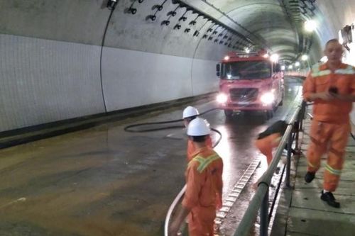 Hai ống hầm Hải Vân đã thông xe hoàn toàn