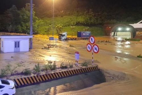 Ngập úng, sạt lở nghiêm trọng trên các trục đường chính tại TT-Huế