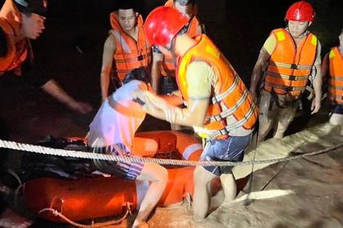 Cứu người bị mắc kẹt trong nước ngập sâu giữa đêm tối ở Đà Nẵng