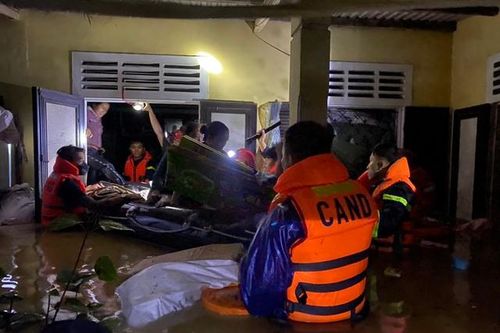 Xuyên đêm ứng cứu người dân giữa mênh mông biển nước