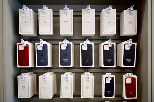 Bán iPhone 14 không lời bằng phụ kiện