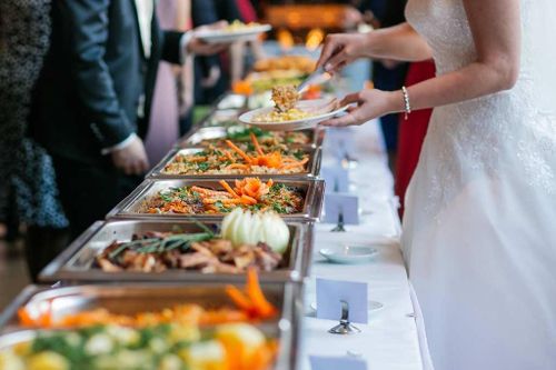 Xin dự đám cưới người lạ để thử đặc sản địa phương