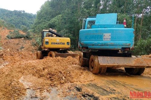 Quảng Bình: Nỗ lực thông tuyến Quốc lộ 9C khi bị hàng chục nghìn khối đất đá vùi lấp