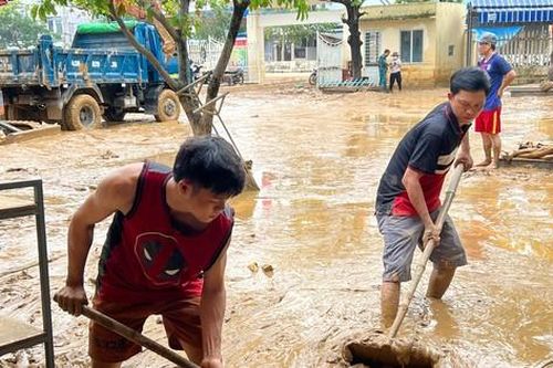 Trường học Đà Nẵng ngập trong bùn lầy, phải dùng máy múc để dọn dẹp