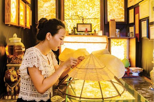 Duyên dáng nón lá Huế