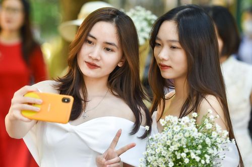 Người Hà Nội đổ ra Nhà thờ lớn, phố Phan Đình Phùng xếp hàng chụp ảnh đón thu