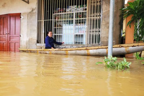 Lũ rút chậm, người dân Quảng Bình dùng thuyền đi lại trên phố