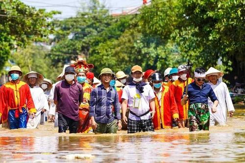 Đám tang giữa mênh mông nước lũ ở Quảng Bình