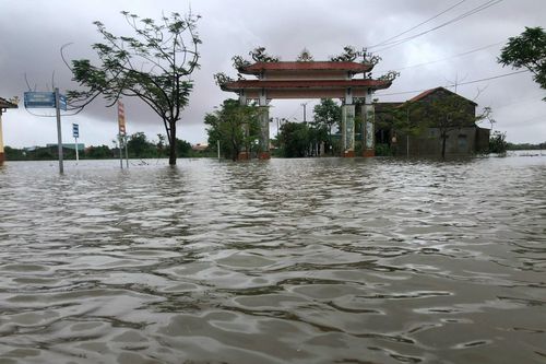 Nước sông xuống chậm, nhiều nơi ở Thừa Thiên-Huế vẫn ngập sâu