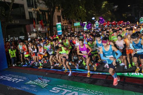 Hơn 10.000 vận động viên marathon chinh phục các biểu tượng Thủ đô