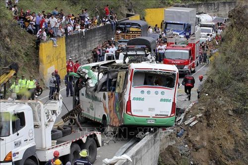 Xe buýt bị lật trên cao tốc ở Colombia, 20 người thiệt mạng