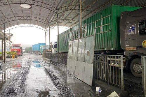 Xe container nối đuôi nhau kẹt cứng ở cửa khẩu do sụt lún QL15D