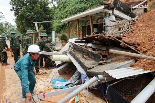 Mưa bão khiến hàng trăm điểm sạt lở, người dân khắc phục cơn bão số 5 ở Thừa Thiên Huế