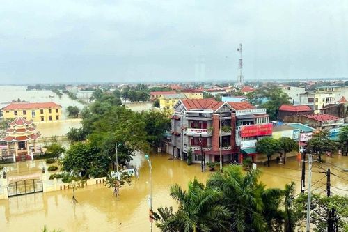 Quảng Bình: Nước lũ dâng cao làm hàng trăm nhà dân bị ngập