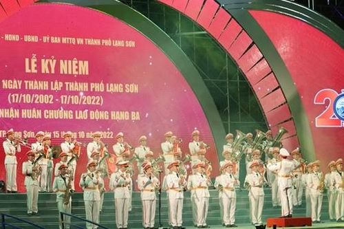 Người dân Lạng Sơn nô nức xem Đoàn Nghi lễ CAND- Bộ Tư lệnh Cảnh sát Cơ động biểu diễn