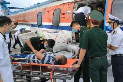 Đưa bệnh nhân đột quỵ não bằng trực thăng từ Trường Sa về đất liền điều trị