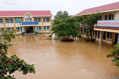 Trường học ở vùng lũ Quảng Bình mênh mông nước