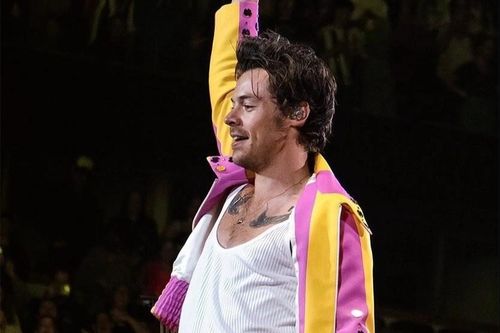 Harry Styles bị khán giả quá khích ném chai vào vùng nhạy cảm