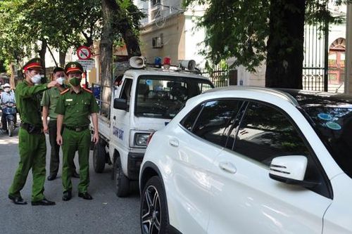 Quận Hoàn Kiếm: Kiểm tra, phạt nặng nhiều phương tiện dừng đỗ sai quy định